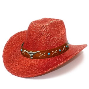 Sombrero vaquero de lentejuelas rojas con banda de cuero y detalle de calavera longhorn