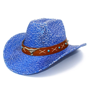 Sombrero de vaquero azul con lentejuelas, hebilla de cabeza de toro y banda de cuero