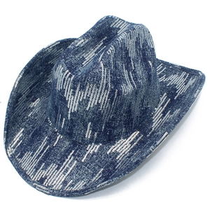 Dettaglio di paillettes argentate scintillanti su cappello cowboy in denim blu e tesa