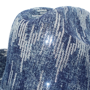 Cappello Fedora in denim blu con paillettes argento verticali e riflessi metallici