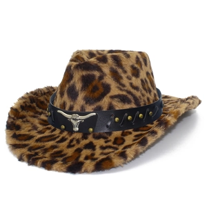 Dettaglio cappello cowboy leopardato in finta pelliccia con emblema testa di toro in argento