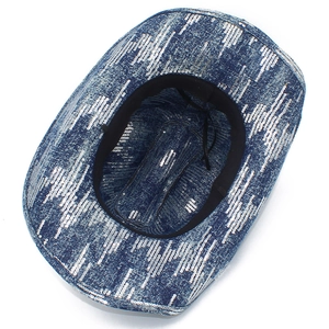 Dettaglio del cappello in denim con paillettes che mostra la trama lucida e l'interno regolabile
