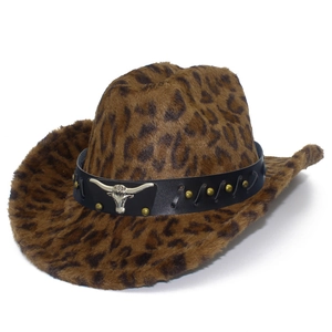 Dettaglio del cappello da cowboy leopardato con fascia in pelle borchiata e testa di toro