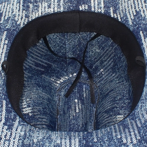 Vista dettagliata dell'interno del cappello in denim con paillettes e fascia nera