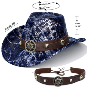 Dettaglio cappello da cowboy blu effetto coccodrillo con fascia in cuoio borchiata