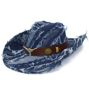 Chapeau de cowboy en jean vieilli avec franges et ceinture en cuir à tête de taureau