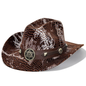 Dettaglio cappello da cowboy con motivo coccodrillo, borchie e stemma a stella