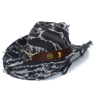 Chapeau de cowboy en jean bleu usé avec franges blanches et bande en cuir à tête de taureau