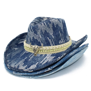 Cappello da cowboy blu con paillettes, emblema di teschio bovino e fascia decorativa