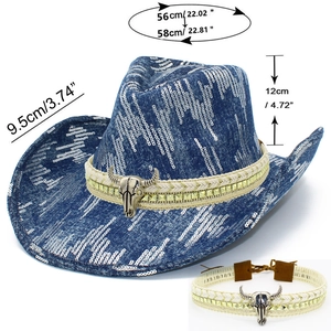 Dettaglio del cappello da cowboy con paillettes blu e fibbia vintage a testa di toro