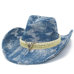 Cappello da cowboy blu con paillettes e decorazione a testa di toro su sfondo bianco puro