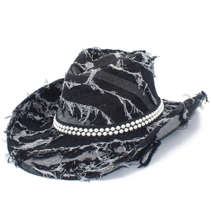Chapeau de cow-boy en denim noir vieilli avec bords effilochés et chaînes de perles blanches