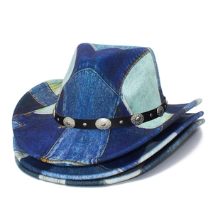 Dettaglio cappello da cowboy in denim blu con fascia in pelle nera e fibbie argentate