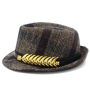 Klassischer britischer Karo-Fedora-Hut mit goldener Federschnalle für Herren im Herbst