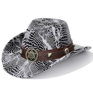 Dettaglio di un cappello da cowboy western con motivo a coccodrillo e stella decorativa
