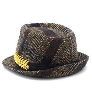 Detailansicht Karierter Fedora Hut mit Wolltextur und goldenem Blattdekor