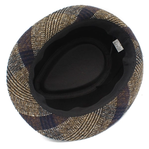 Makroaufnahme der Innenseite des Fedora-Hutes mit dem 58cm-Etikett und Stoffdetails