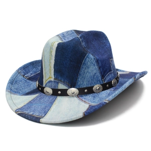 Dettaglio di un cappello da cowboy in denim patchwork con rivetti argentati e fascia