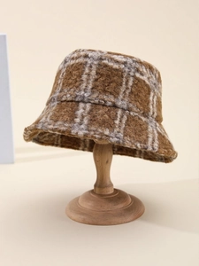 Detailaufnahme des braun karierten Anglerhuts aus dickem Plüsch und weichem Fleece