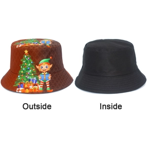 Detalle que muestra el exterior con estampado navideño y el interior negro del gorro bucket