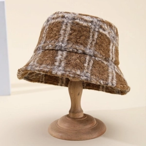 Klassischer karierter Bouclé-Anglerhut in Braun und Grau auf einem Vintage-Hutständer
