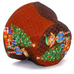 Detalle de gorro de pescador festivo con estampados de elfos y cajas de regalos