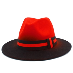 Klassischer zweifarbiger Fedora-Hut mit roter Krone und schwarzer Krempe mit Streifenband