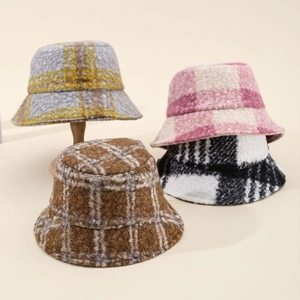 Klassischer karierter Fleece-Fischerhut für Damen in vier stylischen Winterfarben