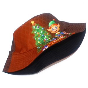 Detalle de gorro de pescador marrón con estampado digital de elfo y árbol de Navidad