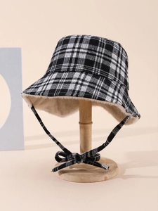 Détail d'un chapeau cloche à carreaux avec doublure en laine d'agneau et cordons