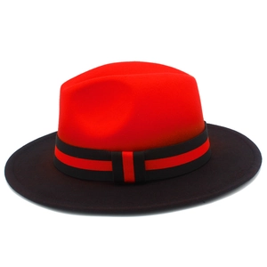 Detail eines rot-schwarzen Fedora-Hutes mit gestreiftem Band und Wollfilz-Textur