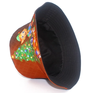 Detalle de gorro de pescador navideño con estampados festivos y forro interior negro