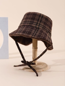 Détail d'un chapeau cloche à carreaux marron avec doublure polaire douce et ruban réglable