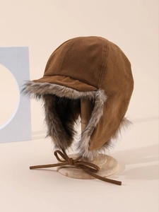 Dettaglio del cappello da aviatore marrone con fodera in pelliccia sintetica e pelle