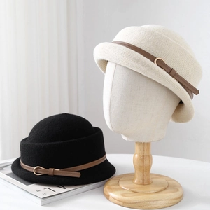 Chapeau bob en tricot pour femme avec boucle en cuir en coloris crème et noir