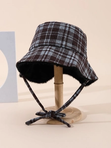 Gros plan sur le chapeau bob rétro à carreaux avec doublure en peluche et cordons de serrage