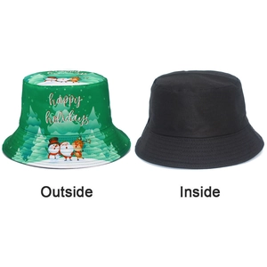 Detalle del gorro de pescador navideño reversible con estampados festivos y lado negro liso