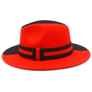 Detailansicht des rot-schwarzen zweifarbigen Fedora-Hutes mit gestreiftem Bandzubehör