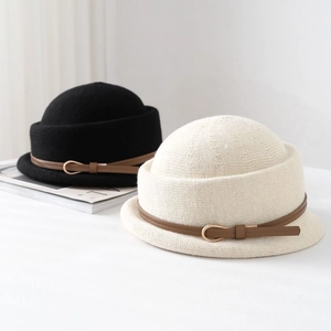 Chapeau cloche en maille pour femme avec boucle de ceinture en noir et beige