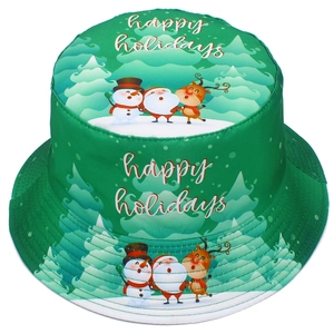 Vista detallada del sombrero de pescador verde con motivos navideños y Happy Holidays
