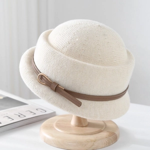 Chapeau cloche élégant en tricot crème avec ceinture en cuir marron et boucle dorée chic