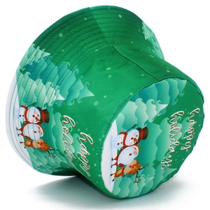 Detalle del sombrero de pescador navideño con texto Happy Holidays y estampado