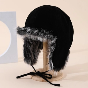 Colbacco vintage nero con calda pelliccia sintetica e paraorecchie per l'inverno all'aperto