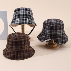 Bobs d'hiver à carreaux avec doublure polaire chaude en noir, bleu et marron