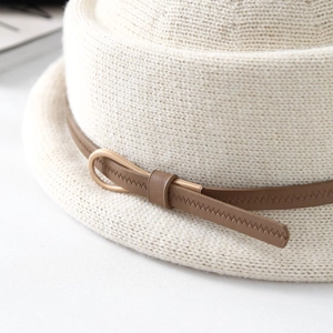 Détail du bob en maille crème avec ceinture en cuir marron et boucle dorée