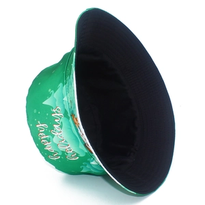 Detalle de gorro de pescador verde con bordado Happy holidays y forro interior negro