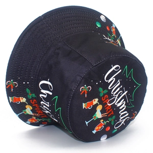 Detalle del diseño de Christmas Spirit y motivos festivos en un gorro de pescador negro