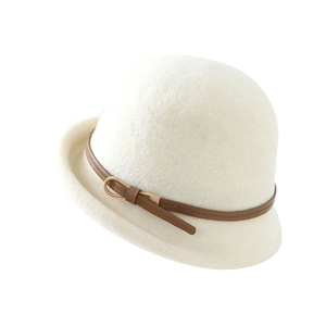 Détail du chapeau cloche en laine avec bande en cuir marron et boucle dorée