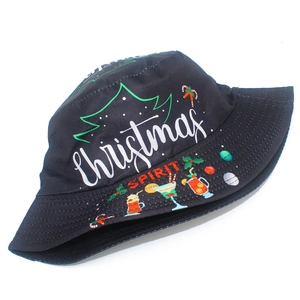 Detalle del sombrero de pescador negro de Navidad con estampado festivo y texto navideño