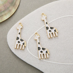 Drie gouden giraffe bedels van legering met zwart-wit emaille voor DIY sieraden